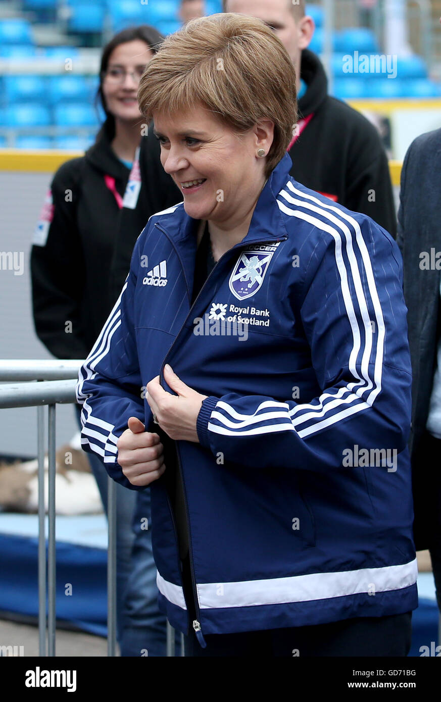 Premier ministre Nicola Sturgeon porte une équipe d'Écosse à Tracksuit top la Coupe du Monde des sans-abri dans la région de George Square, Glasgow. Banque D'Images