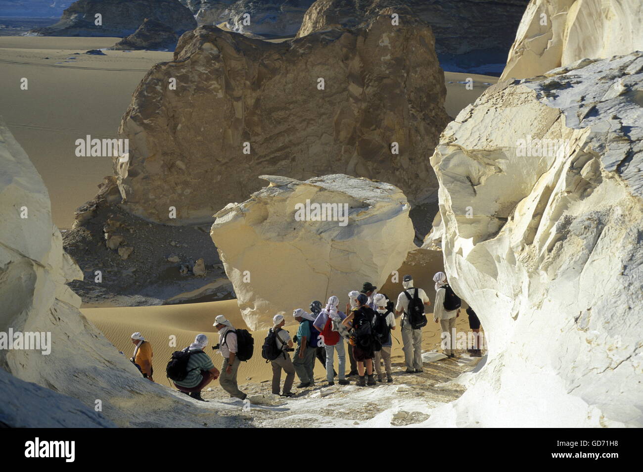 Les touristes dans le paysage et la nature dans le désert blanc près du village de Farafra dans le réalisateur ou le désert occidental de l'Egypte en Banque D'Images