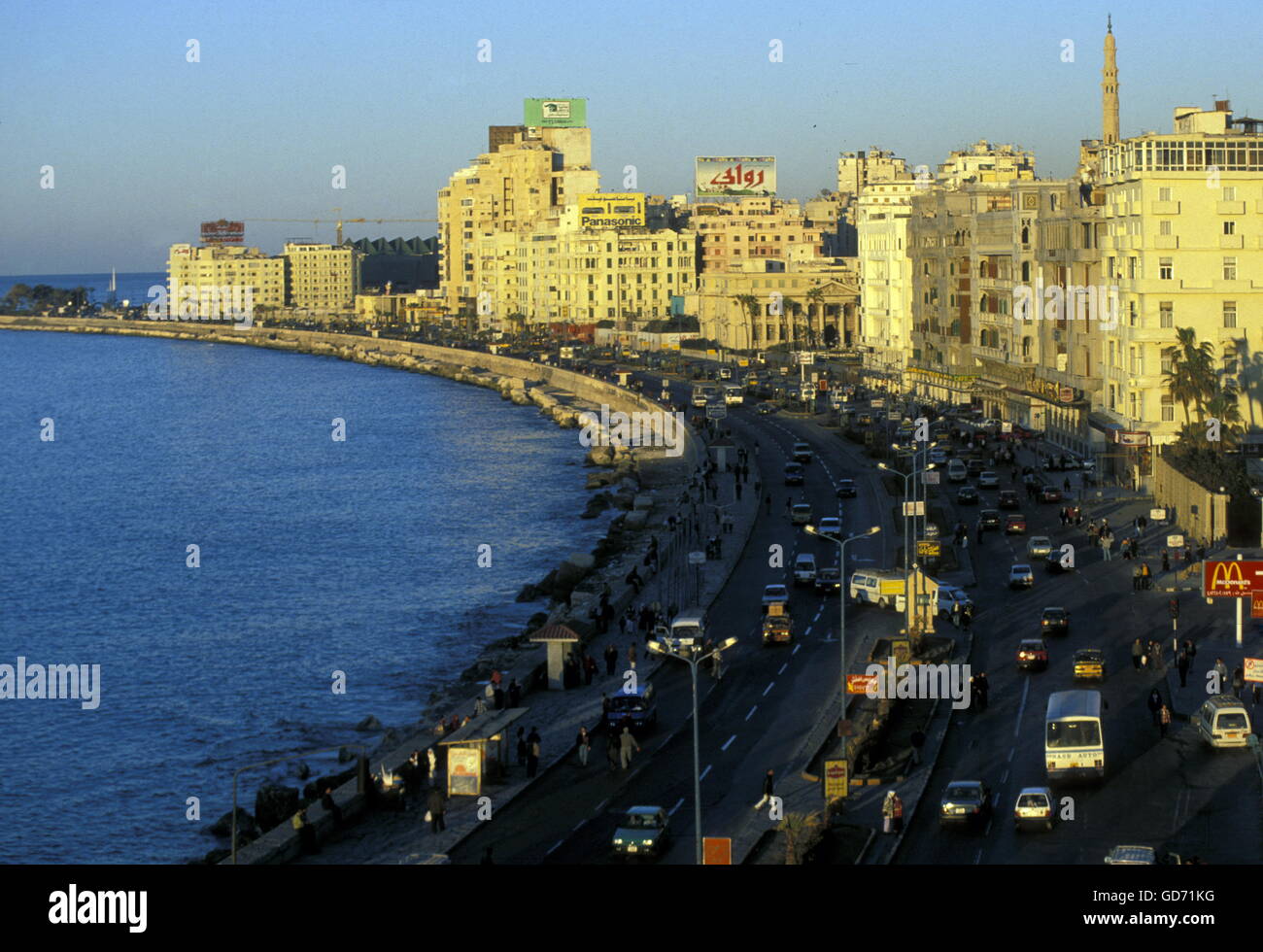 La côte à l'al corniche Road dans la ville d'Alexandrie sur la Méditerranée en Egypte en Afrique du Nord Banque D'Images