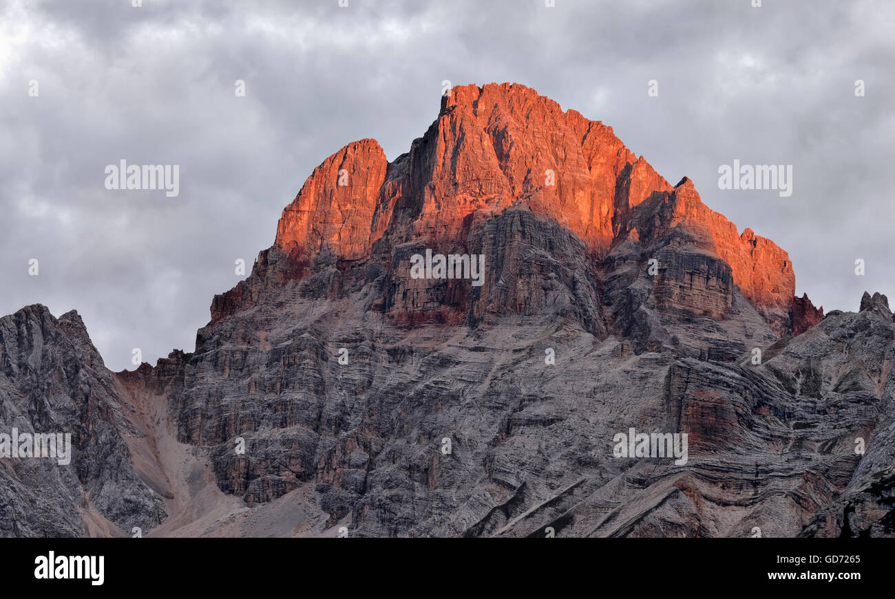 Sommet de Croda Rossa colorés dans les Dolomites italiennes. Banque D'Images