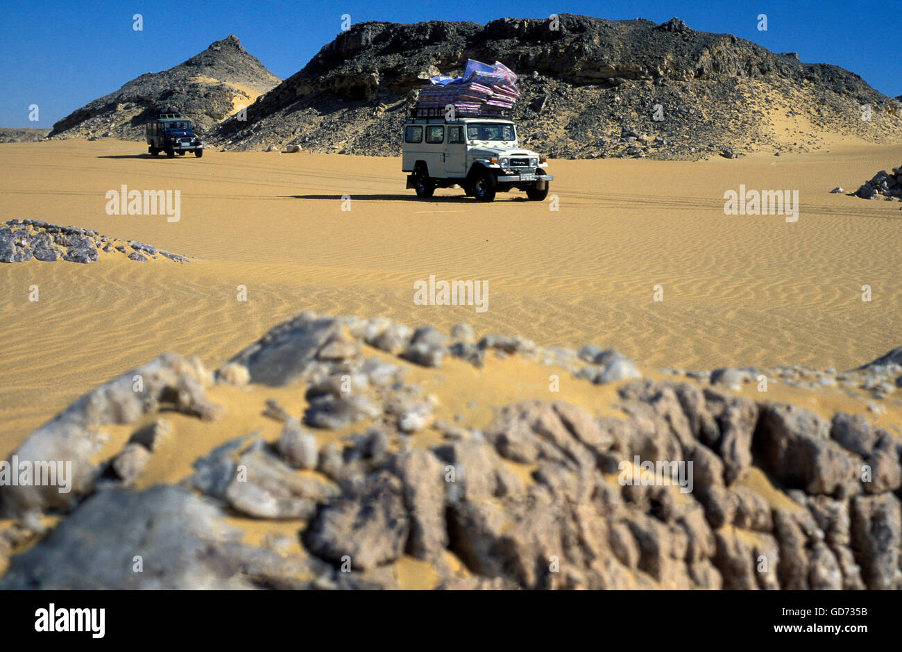 Une voiture sur une route du désert dans le paysage et la nature dans le désert blanc près du village de Farafra dans l'ouest libyen ou dese Banque D'Images
