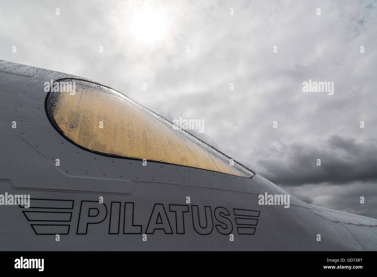 Tourné à l'extérieur de la cabine d'un avion Pilatus PC-12/47, avec de gros nuages au-dessus. Banque D'Images