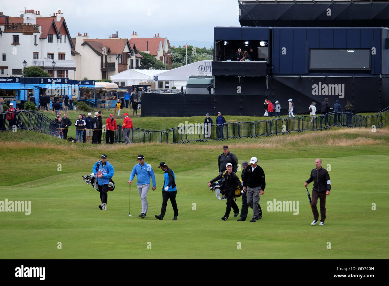 Golfeur professionnel Phil Mickelson monte l'allée du 18e Royal Troon, à l'Écosse au cours d'une ronde de pratique pour l'Open 2016. Banque D'Images