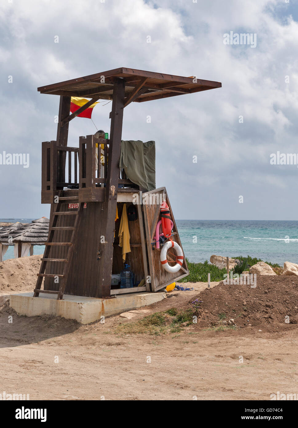 Lifeguard tower avec guardian en mer plage. Paphos, Chypre. Banque D'Images