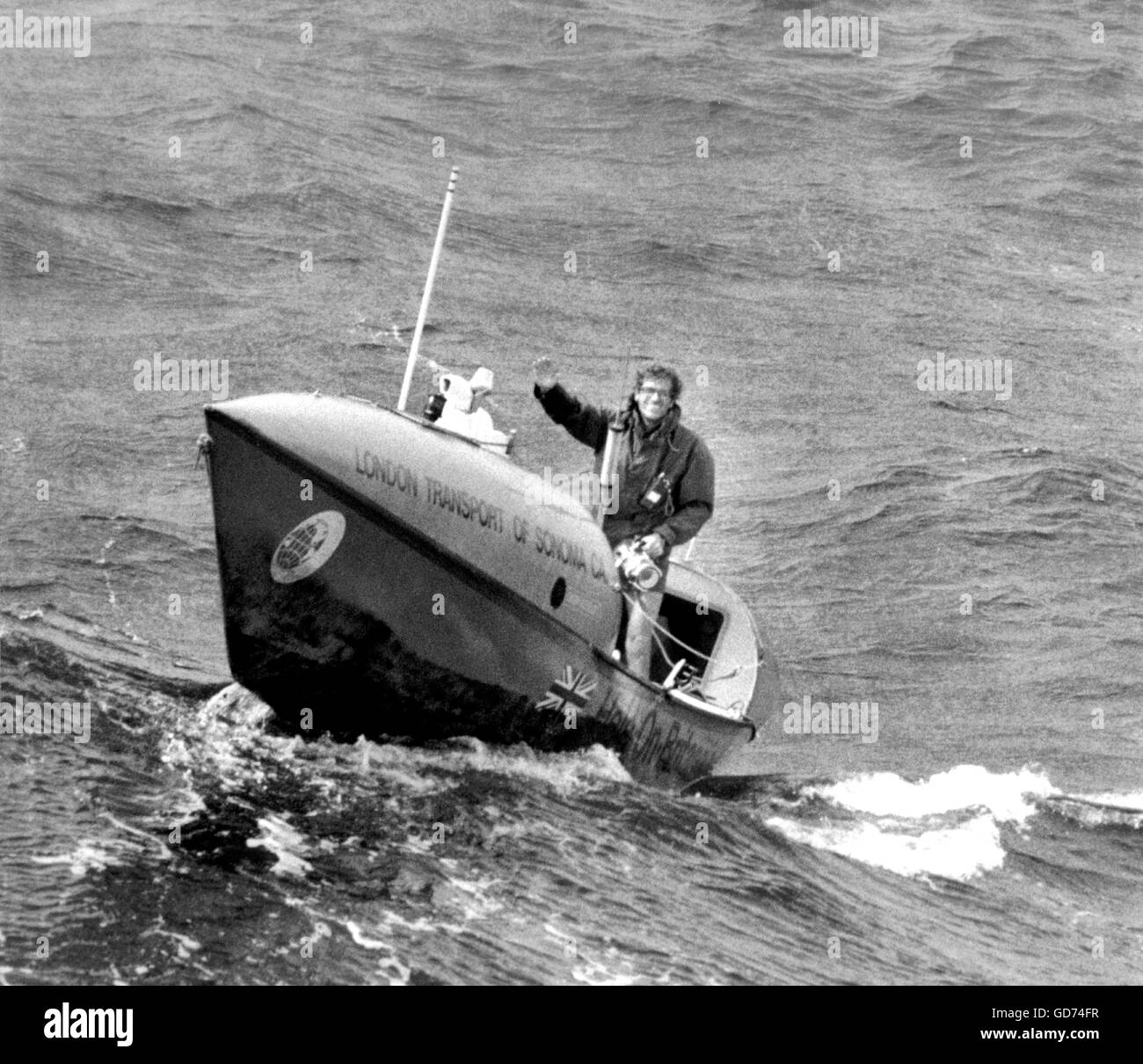 Nouvelles photos d'AJAX. 30 juin 1983. L'Australie. 36 ANS LONDON PHOTOGRAPHE PETER BIRD accueille ses sauveteurs À BORD DU BATEAU DE PATROUILLE DE LA MARINE AUSTRALIENNE HMAS BALLARAT À PARTIR DE SES 32 FT HELE SUR BRITTANIA DANS LAQUELLE LE RAMEUR SOLITAIRE A PASSÉ 10 MOIS À TENTER DE RANGÉE EN SOLITAIRE À TRAVERS L'OCÉAN PACIFIQUE. PHOTO:AIS/AJAX NEWS & FEATURE SERVICE REF:PEO BIRD  1983 PETER. Banque D'Images