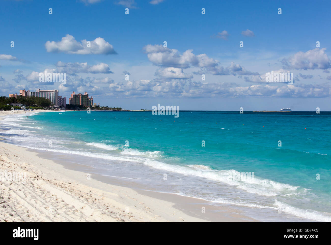 Le point de vue de l'établissement Paradise Island Beach vide à un complexe de bâtiments et d'un navire de croisière dans un contexte (les Bahamas). Banque D'Images