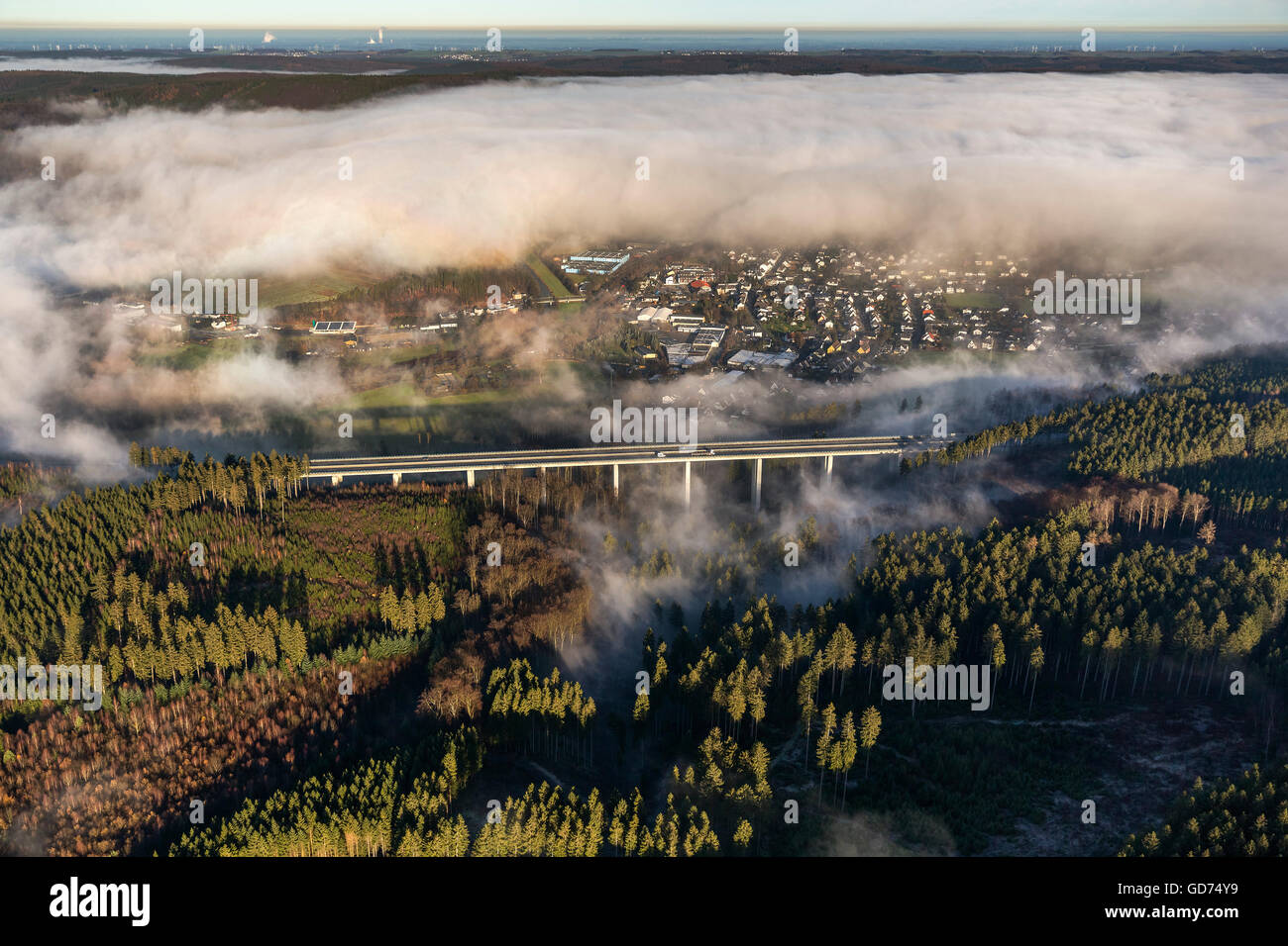Vue aérienne d'Arnsberg, Oeventrop Pont de l'autoroute A46 dans le brouillard, nuages de basse altitude, Rhénanie-Palatinat, Hesse, Allemagne, Banque D'Images