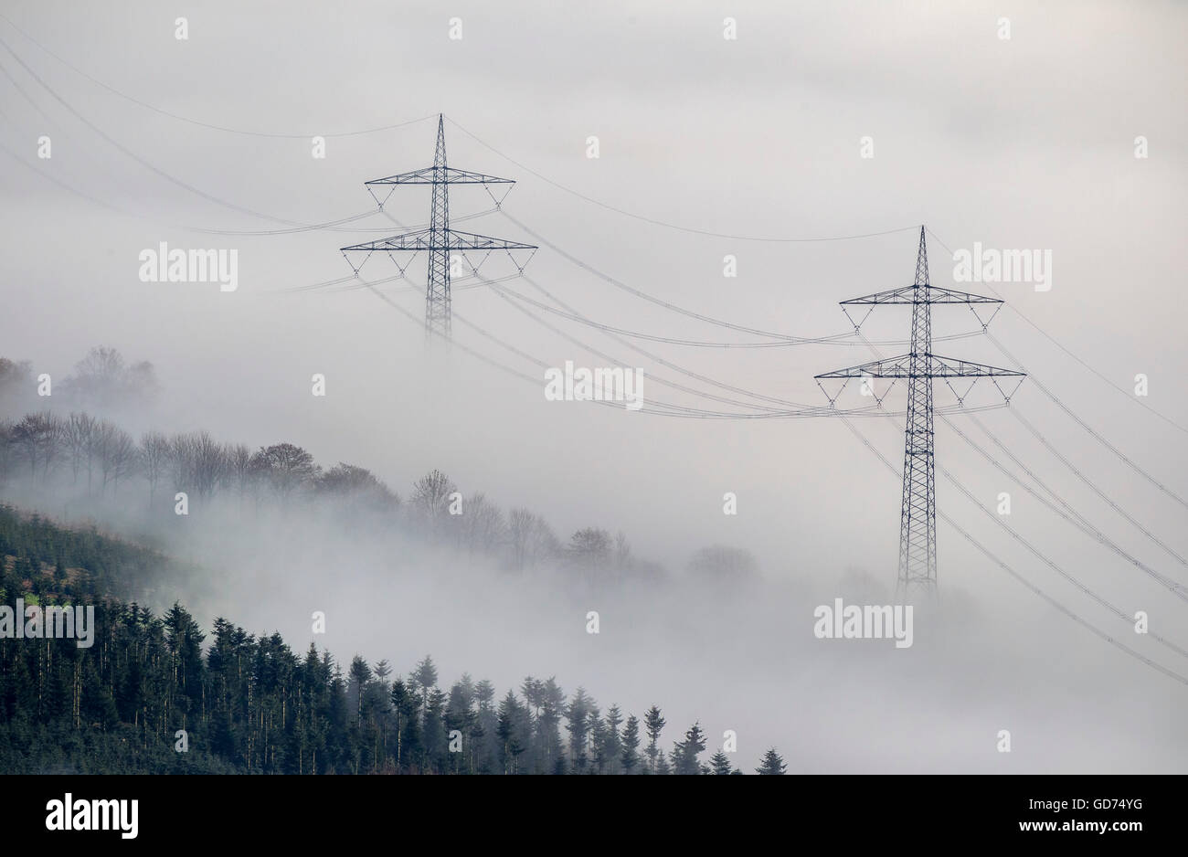 Vue aérienne de pylônes électriques à partir des nuages bas en Bestwig, lignes de transmission dans le brouillard, l'électricité, des lignes électriques, des terres Banque D'Images