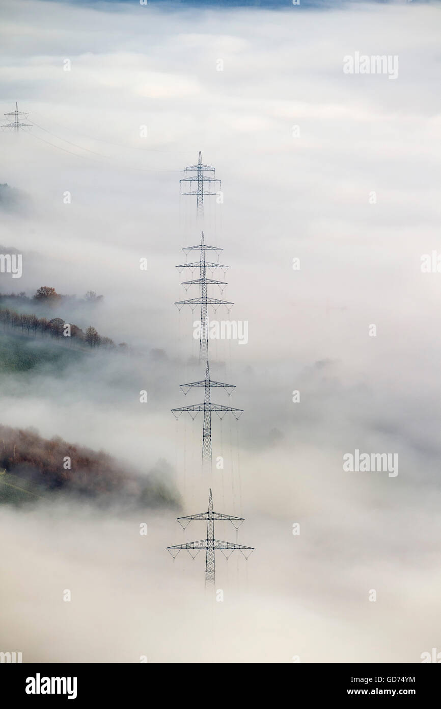 Vue aérienne de pylônes électriques à partir des nuages bas en Bestwig, lignes de transmission dans le brouillard, l'électricité, des lignes électriques, des terres Banque D'Images