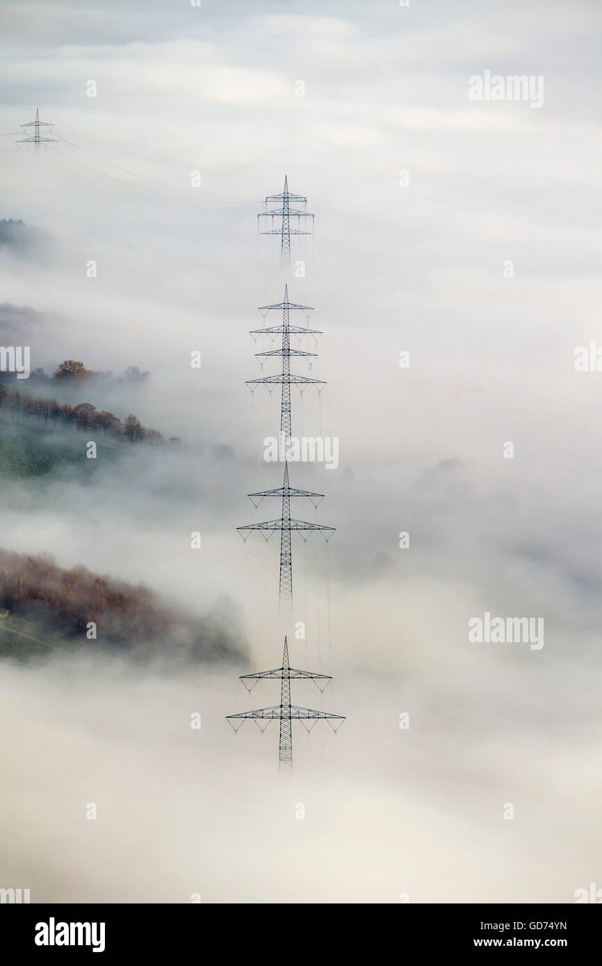 Vue aérienne de pylônes électriques à partir des nuages bas en Bestwig, lignes de transmission dans le brouillard, l'électricité, des lignes électriques, des terres Banque D'Images