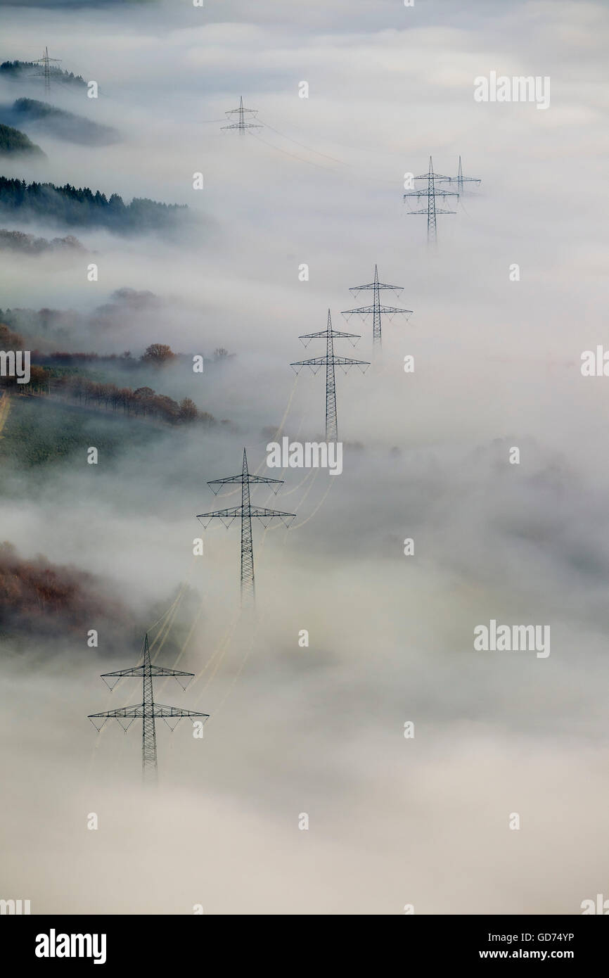 Vue aérienne de pylônes électriques à partir des nuages bas en Bestwig, lignes de transmission dans le brouillard, l'électricité, des lignes électriques, des terres Banque D'Images