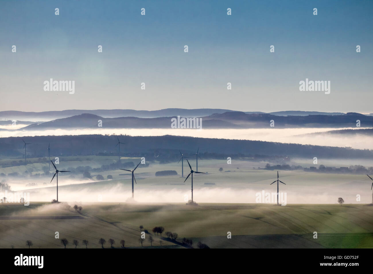 Vue aérienne, les éoliennes sur l'Haarstrang, Hill à ens près de Soest, Morgennebell, Sauerland, europe, antenne, birds-eye Banque D'Images