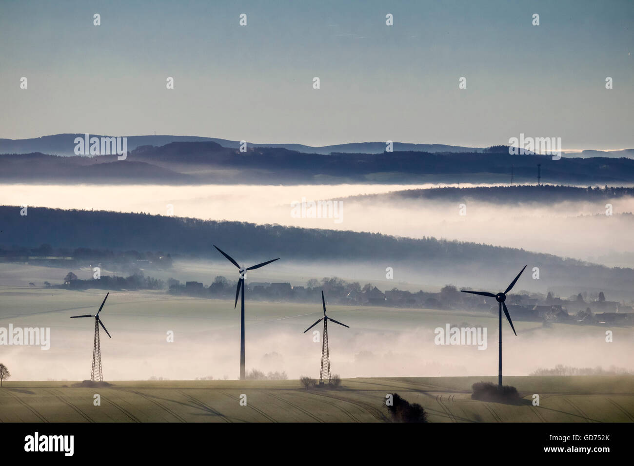 Vue aérienne, les éoliennes sur l'Haarstrang, Hill à ens près de Soest, Morning Mist, Sauerland, Europe, vue aérienne, Banque D'Images