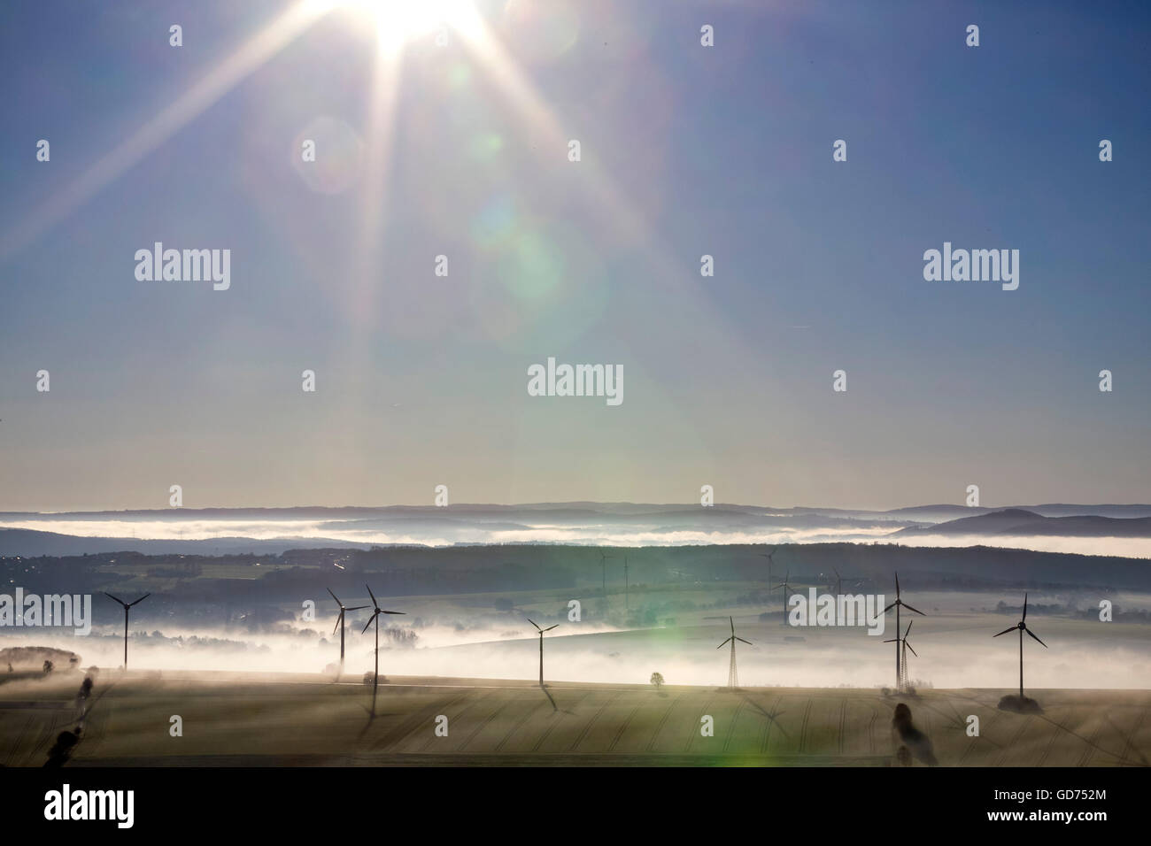 Vue aérienne, les éoliennes sur l'Haarstrang, Hill à ens près de Soest, Morning Mist, Sauerland, Europe, vue aérienne, Banque D'Images