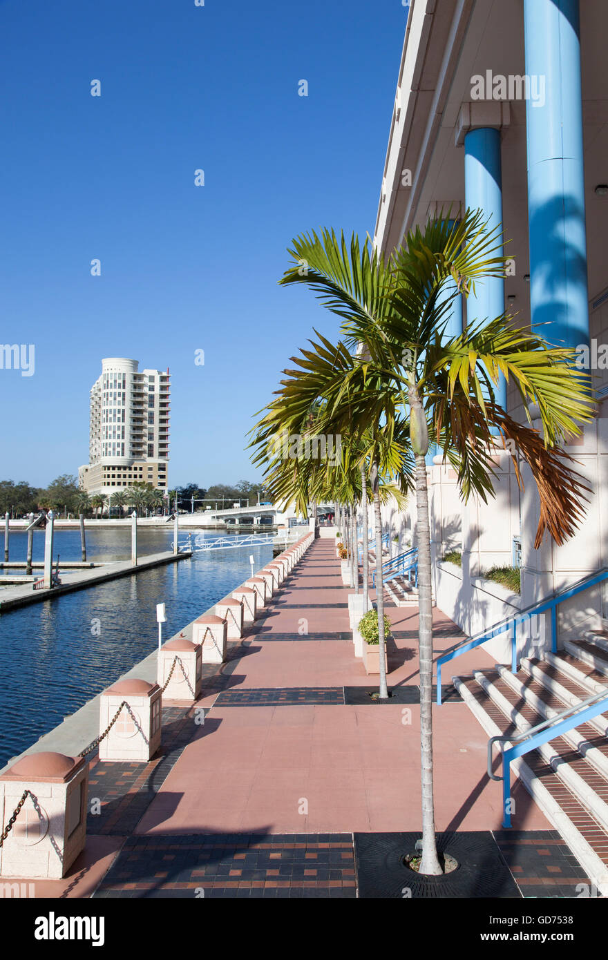 Le sentier de marche ensoleillée dans le centre-ville de Tampa (Floride). Banque D'Images
