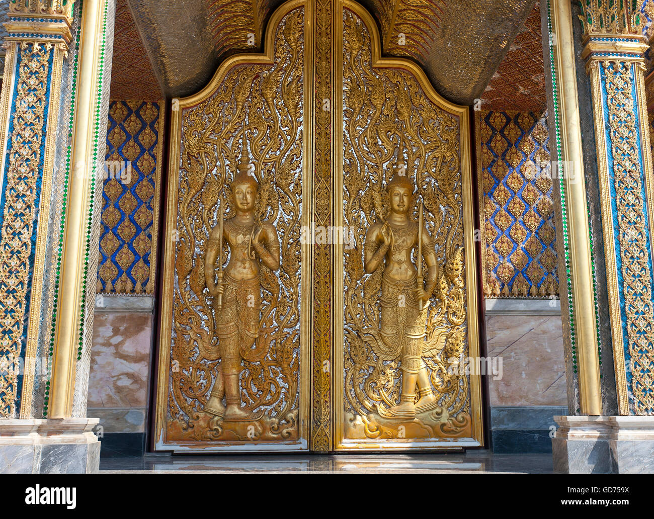 Porte dorée avec des Bouddhas, Wat temple Thasung Banphot, province de Nakhon Sawan, Thaïlande Banque D'Images