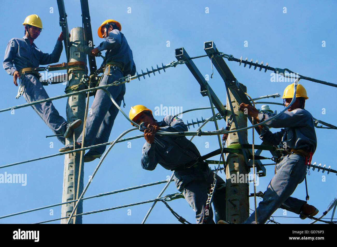 Électricien asiatique Grimpez haut en pôle pour travailler, monteur de réseau par câble, l'homme électrique réparation danger post et dangereux Banque D'Images