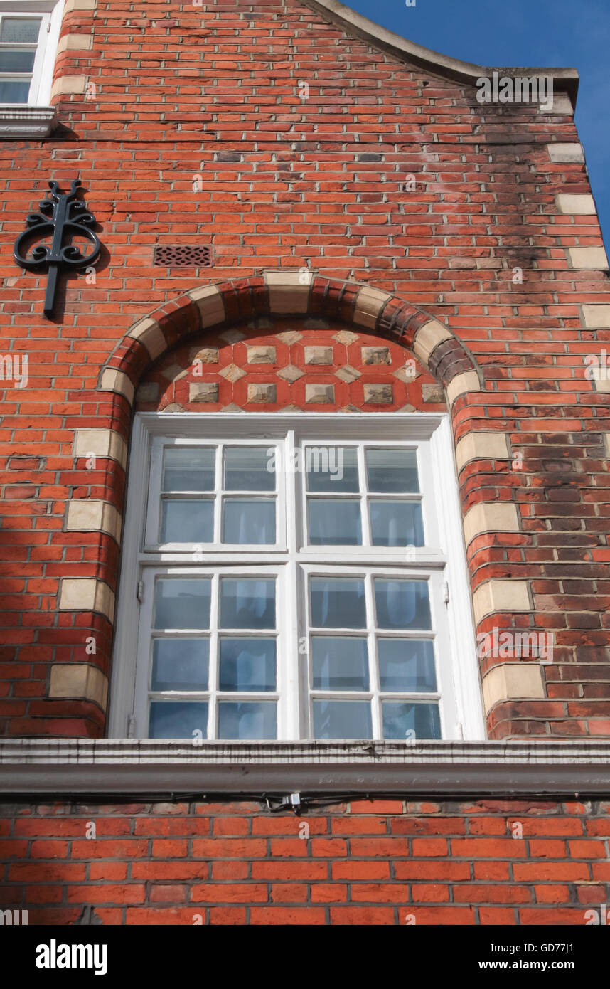 Fenêtre blanche sur une façade de l'immeuble en brique rouge à Londres Banque D'Images