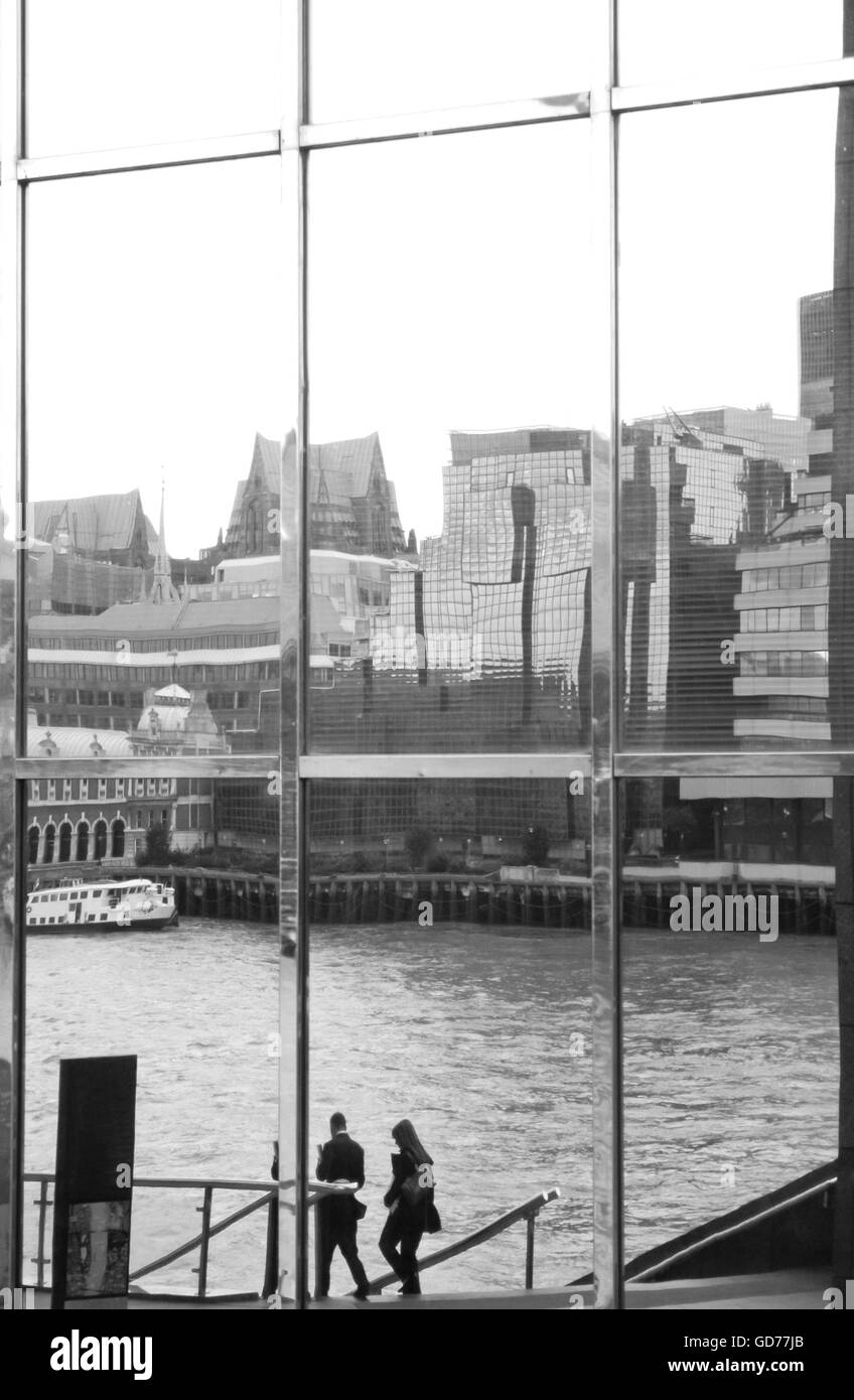 Silhouette d'affaires dans le district de London Bridge. Banque D'Images