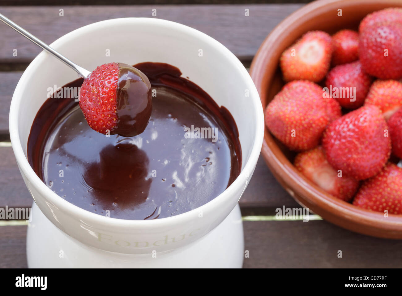 Fondue au chocolat avec des fraises Banque D'Images