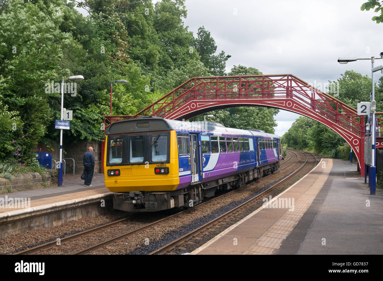 142 n° 142093 classe en train de stimulation Stocksfield rail station, Newcastle et Carlisle railway, Northumberland, England, UK Banque D'Images