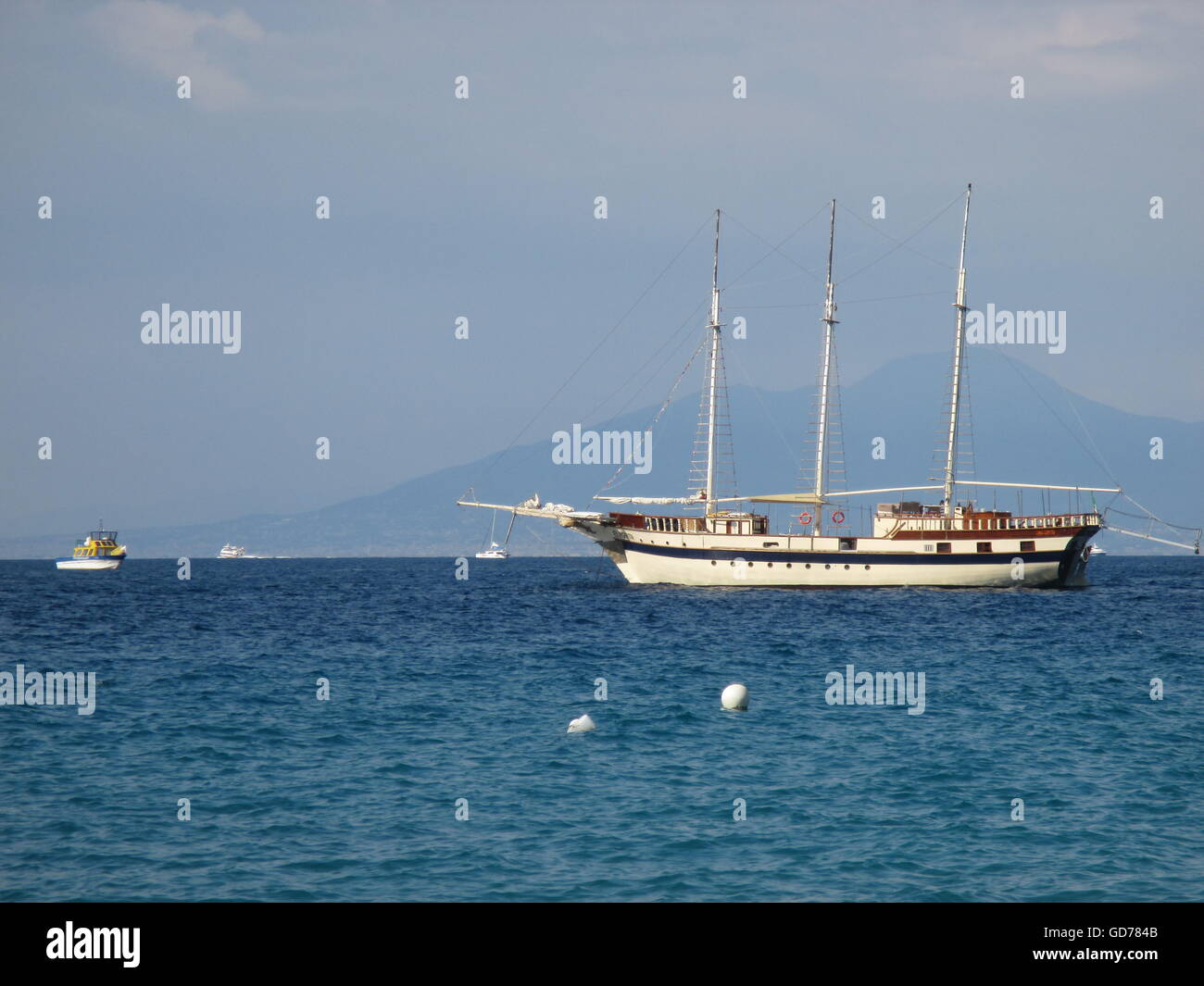 El pirata ancrée dans la baie de Naples au large de Sorrente, avec le Vésuve en arrière-plan Banque D'Images