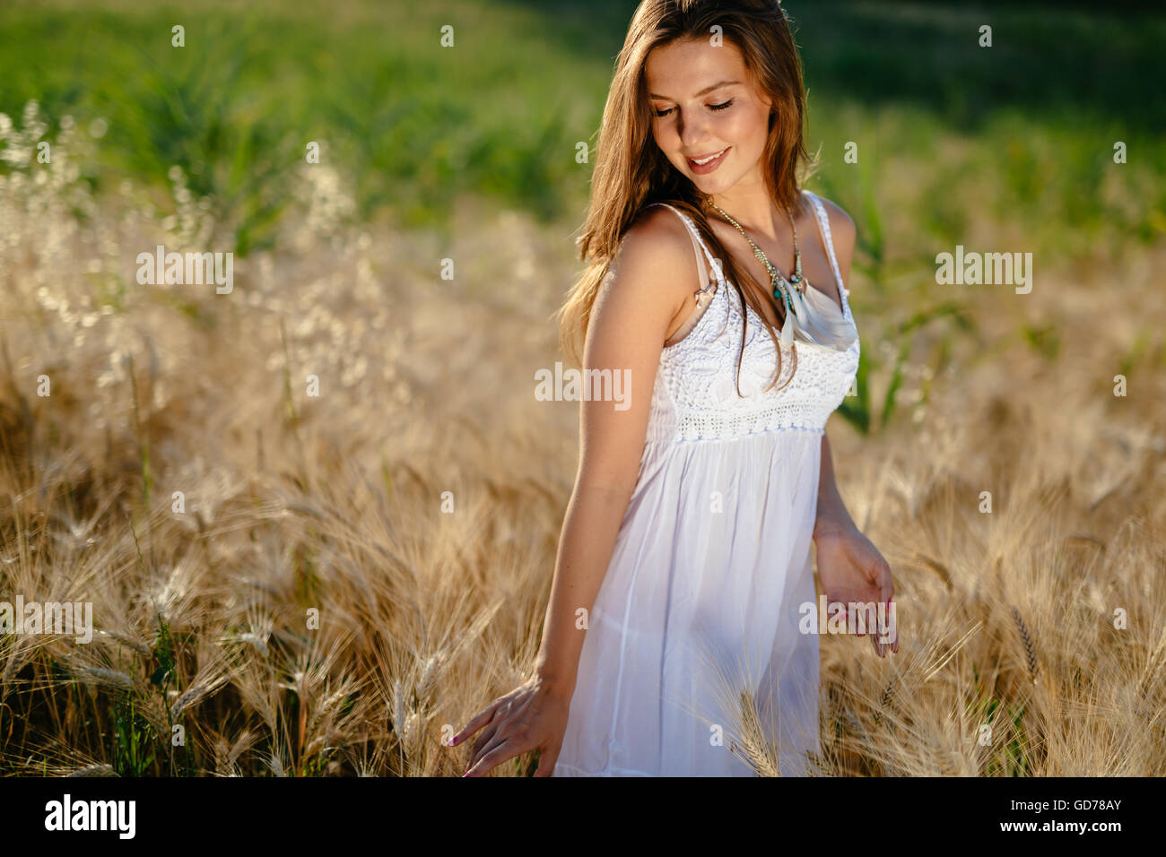 Belle teen se sentir libre dans les champs d'orge Banque D'Images