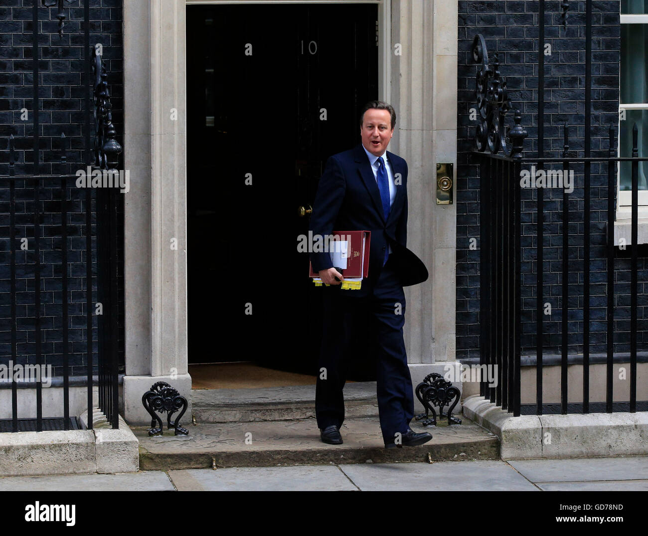 David Cameron quitte 10 Downing Street à Londres pour la Chambre des communes à faire face aux questions du premier ministre pour la dernière fois en tant que PM. Banque D'Images