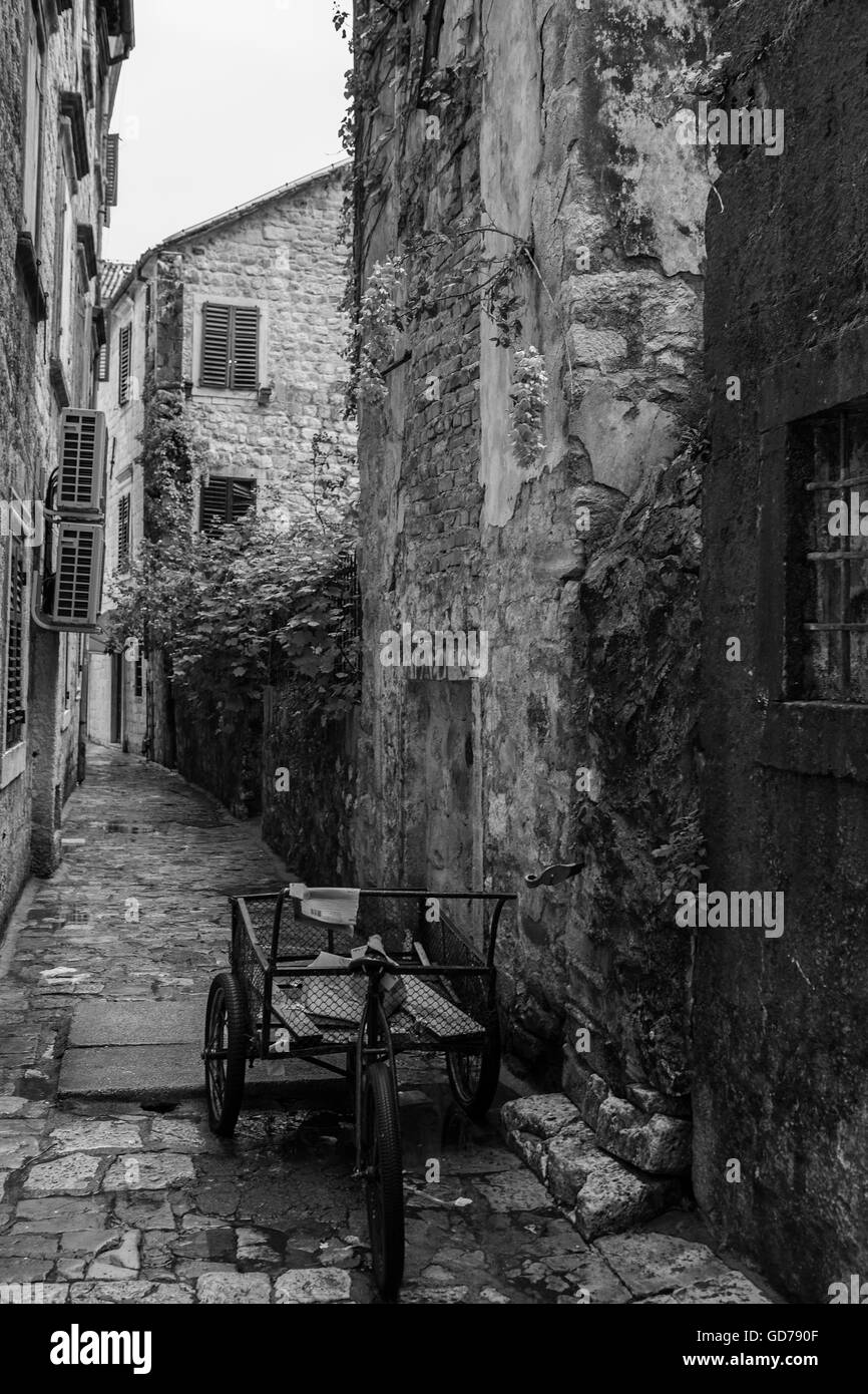 Une rue de la vieille ville de Kotor, Monténégro,. Version noir et blanc Banque D'Images