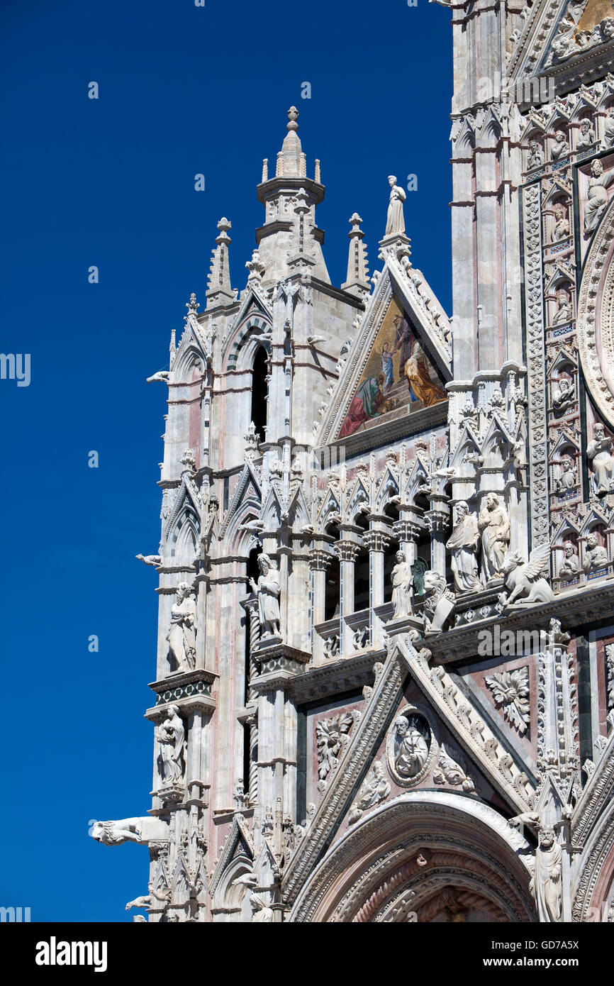 Fragment de la cathédrale de Sienne en une journée ensoleillée, Toscane, Italie Banque D'Images