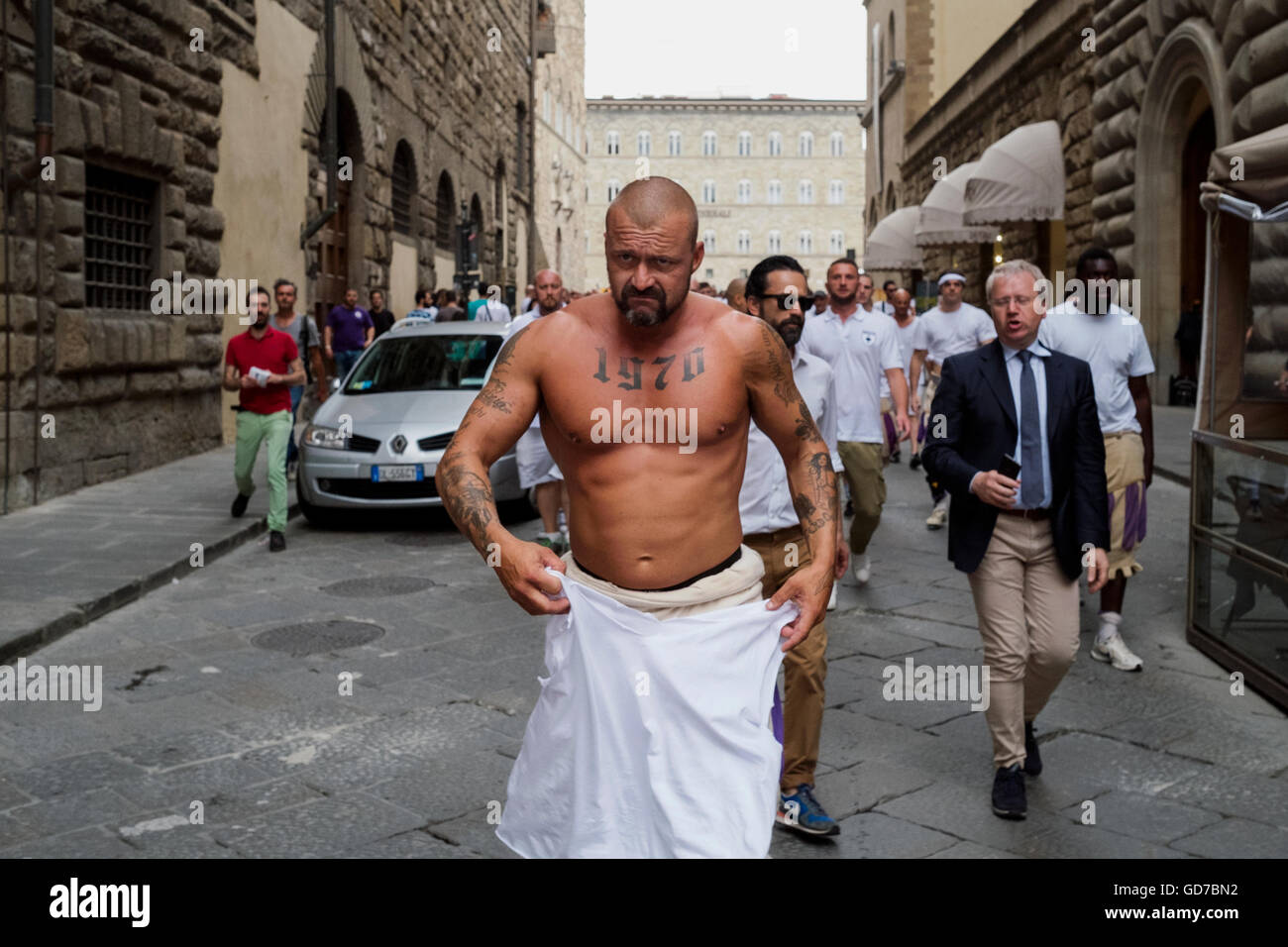 Fighter du soccer florentin à marcher vers le stade pour le match Banque D'Images