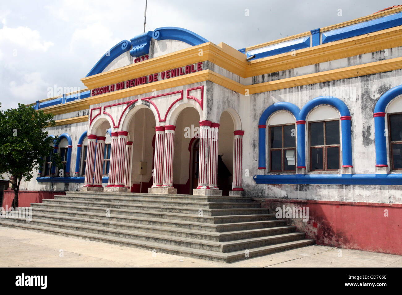 L'école coloniale dans la ville de Viqueque au sud du Timor oriental en southeastasia. Banque D'Images