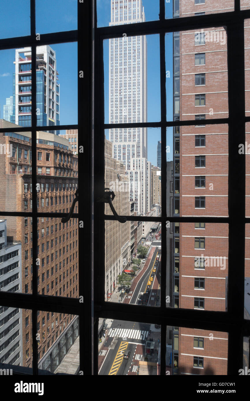 Empire State Building et la 34e Rue à la fenêtre d'un appartement, NYC, USA Banque D'Images