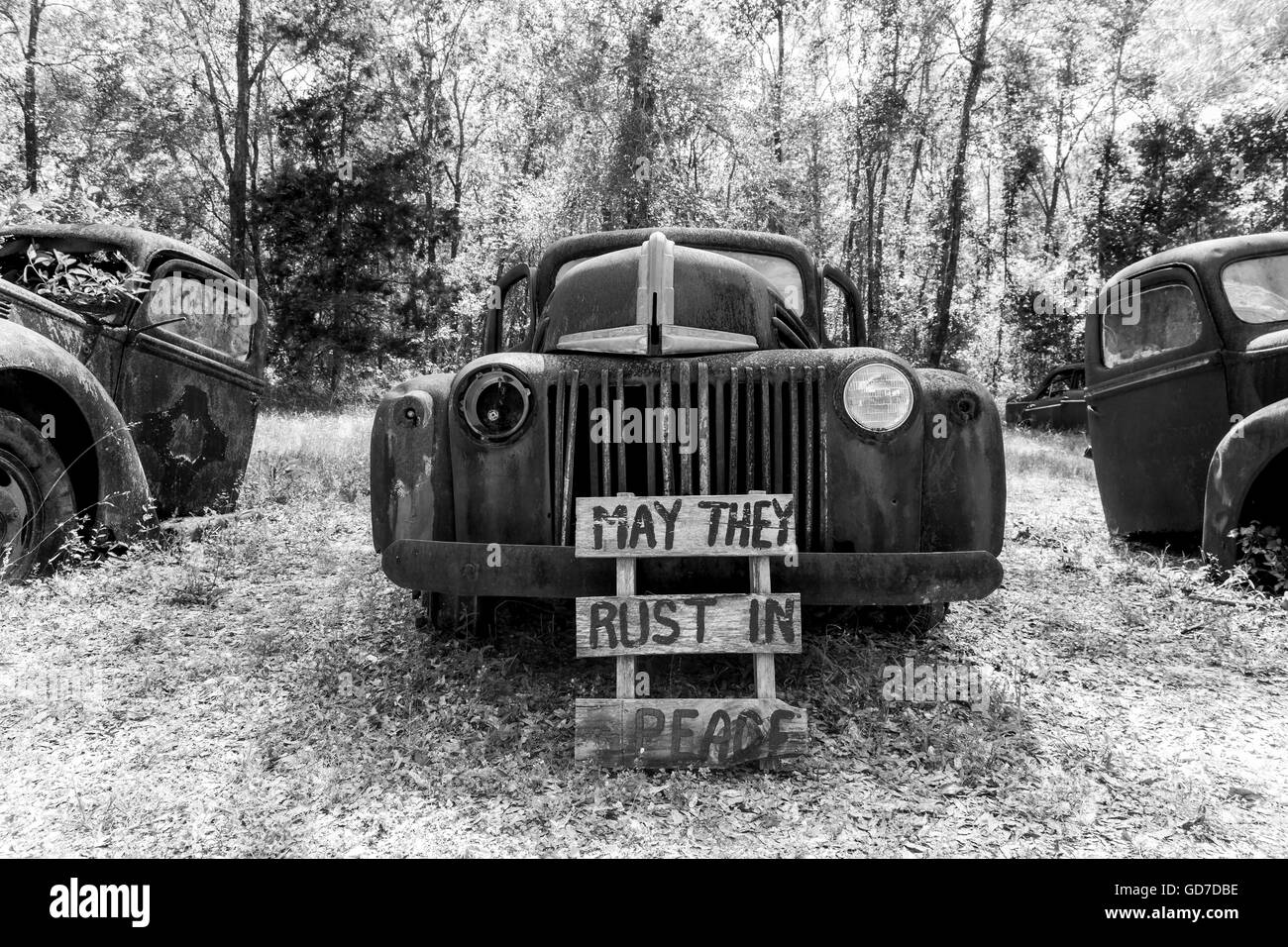 Crawfordville, Floride - USA. Mai 2016 - vieux camions rouillés et les voitures abandonnées sur le côté de la route Banque D'Images