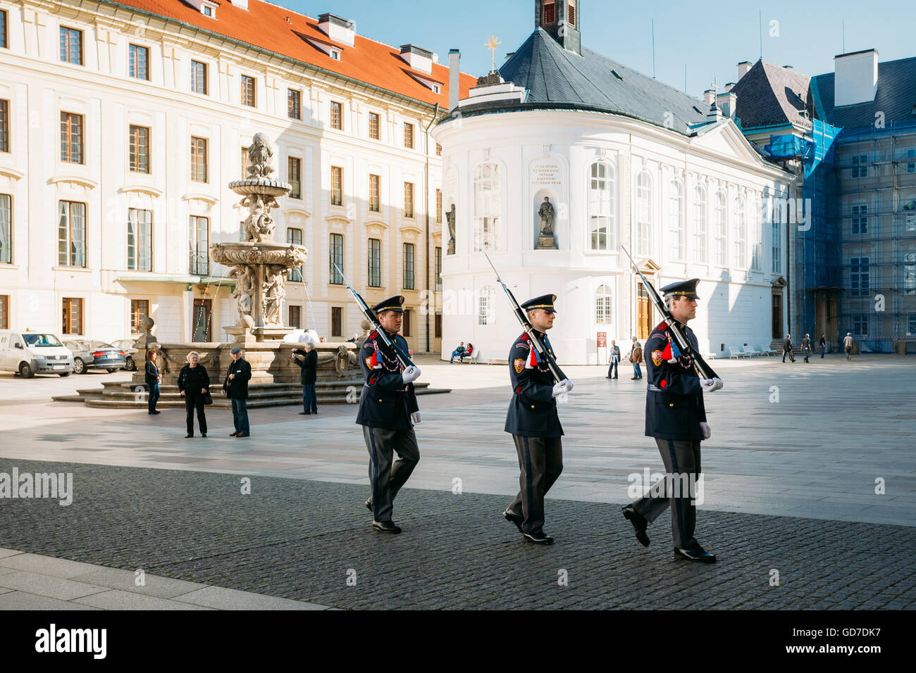 PRAGUE, RÉPUBLIQUE TCHÈQUE - le 9 octobre 2014 : Cérémonie de l'évolution de la garde près du Château de Prague Banque D'Images