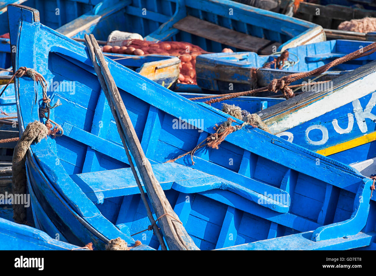 Bateaux de pêche bleu à Essaouira. Banque D'Images