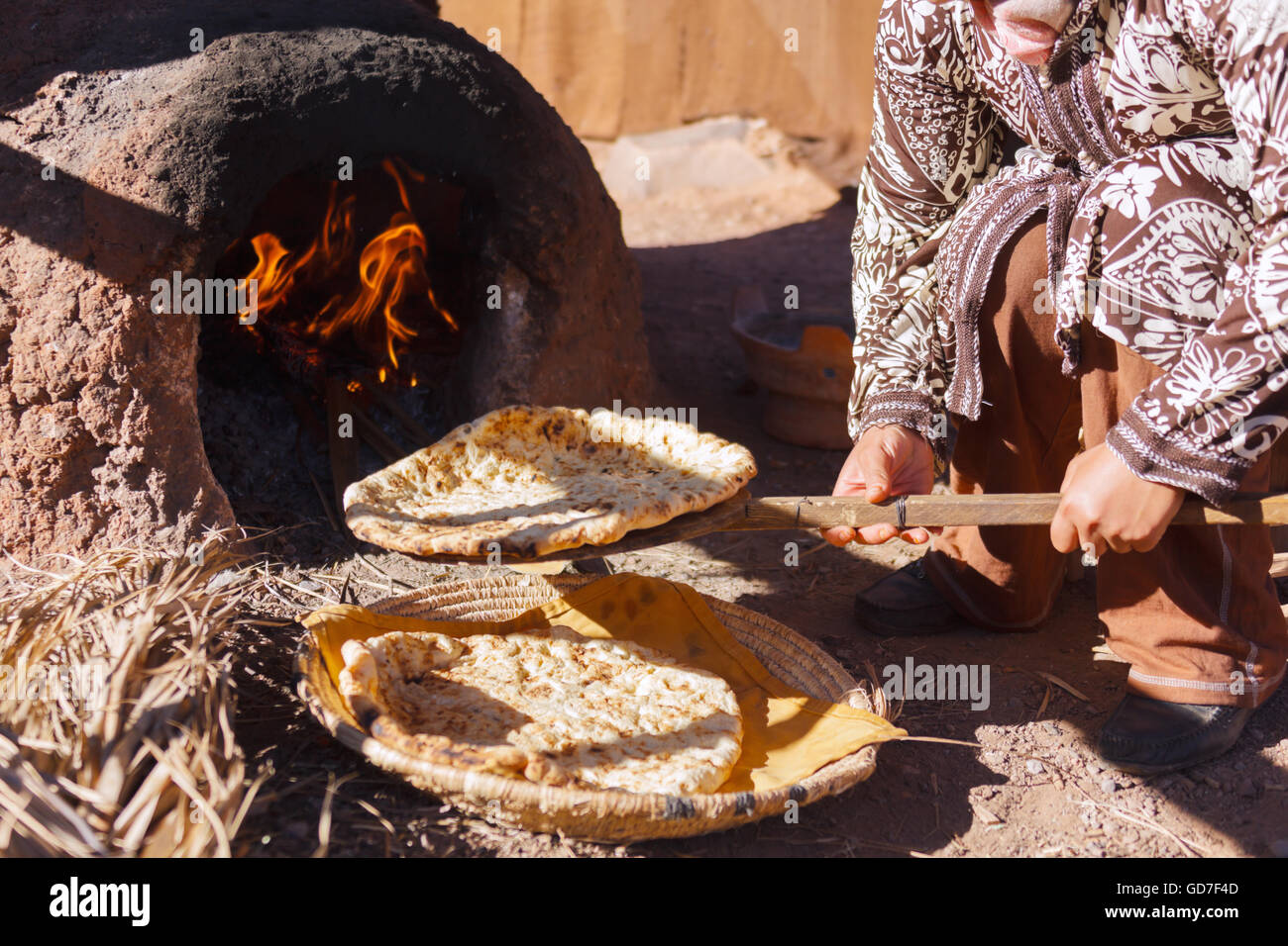 Une femme prépare le pain marocain traditionnel. Banque D'Images