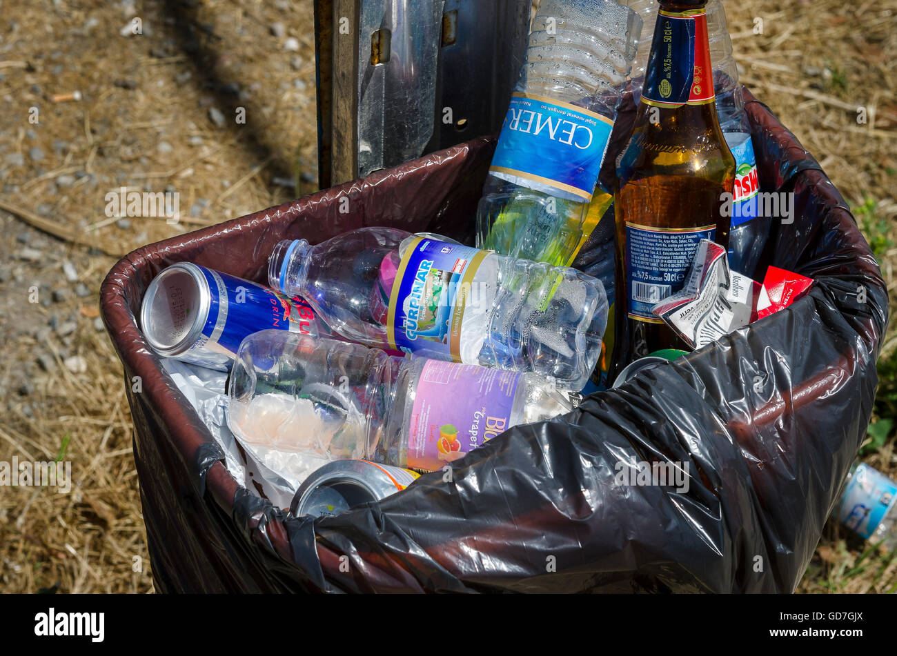 La litière dans un bac dans la ville de Kyrenia dans le nord de Chypre. Banque D'Images