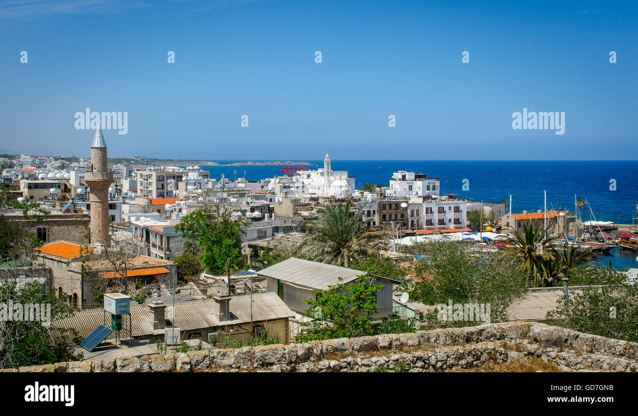 Vue de la ville de Kyrenia, sur la côte nord de Chypre. Banque D'Images