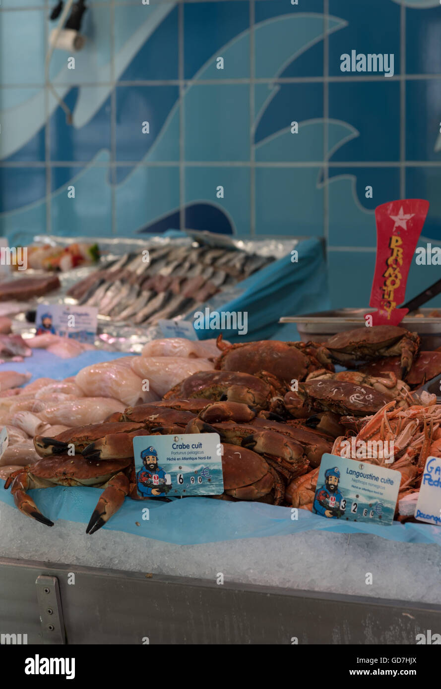 Des fruits de mer, y compris les crevettes et crabes exposés à la vente dans un magasin de pêche à Boulogne-sur-Mer, France. Banque D'Images