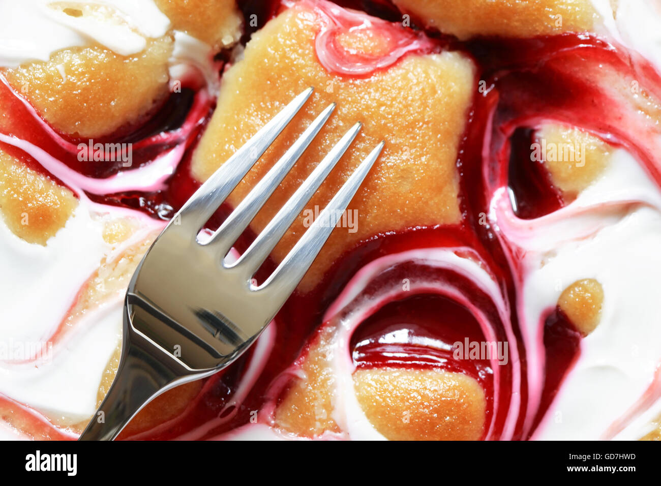 Dessert l'arrière-plan. Libre de fourchette sur biscuit tarte avec la confiture de fruits et crème Banque D'Images