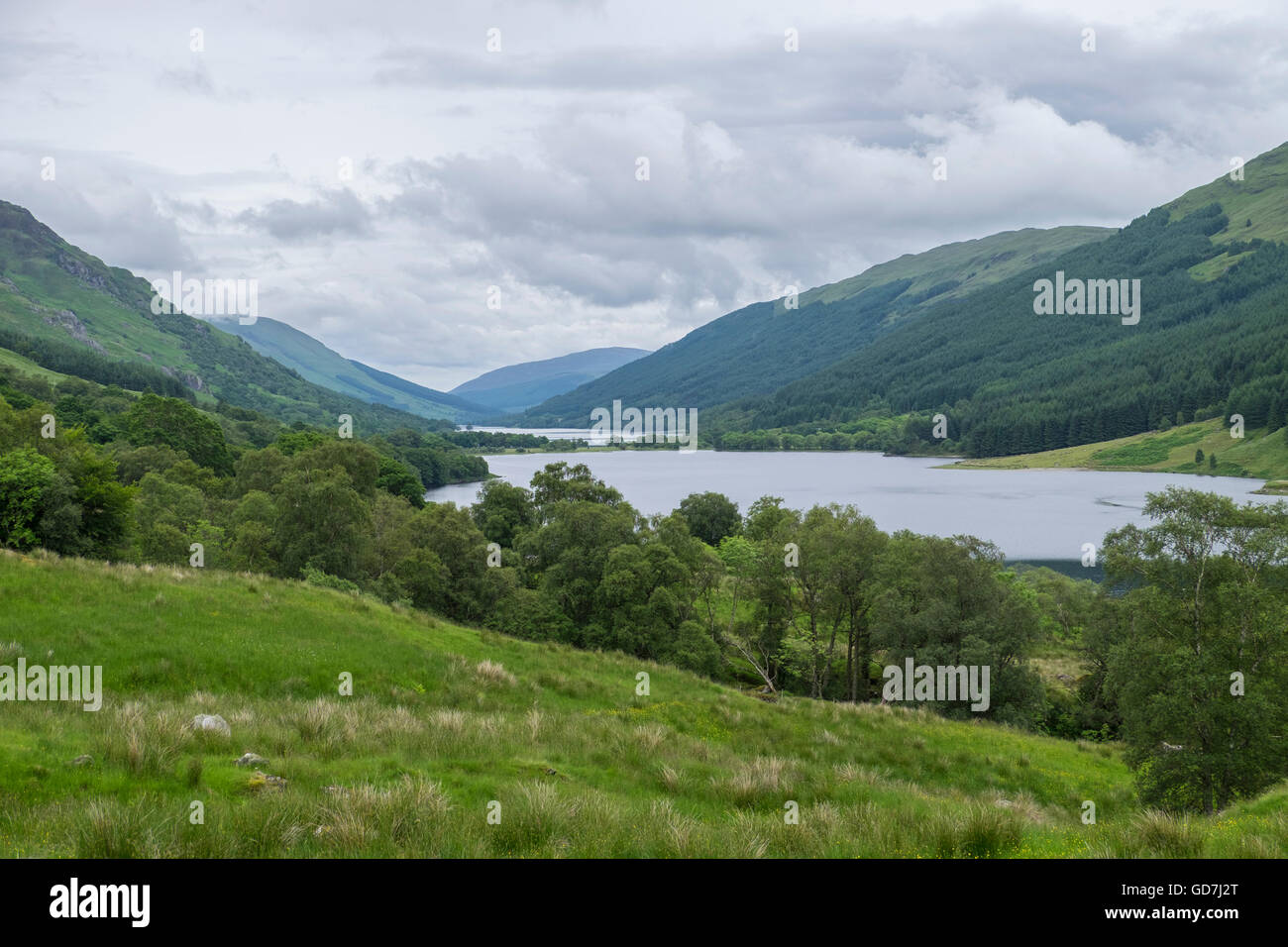 Recherche le long de Loch Doine à Loch voilà avec des collines boisées et des vallées de l'Ecosse. Banque D'Images