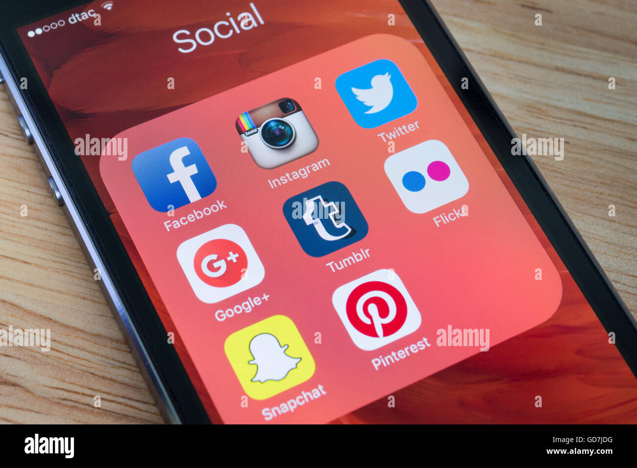 Bangkok, Thaïlande - 12 décembre 2015 : Apple iPhone5s montrant l'écran avec des applications de réseaux sociaux populaires. Banque D'Images