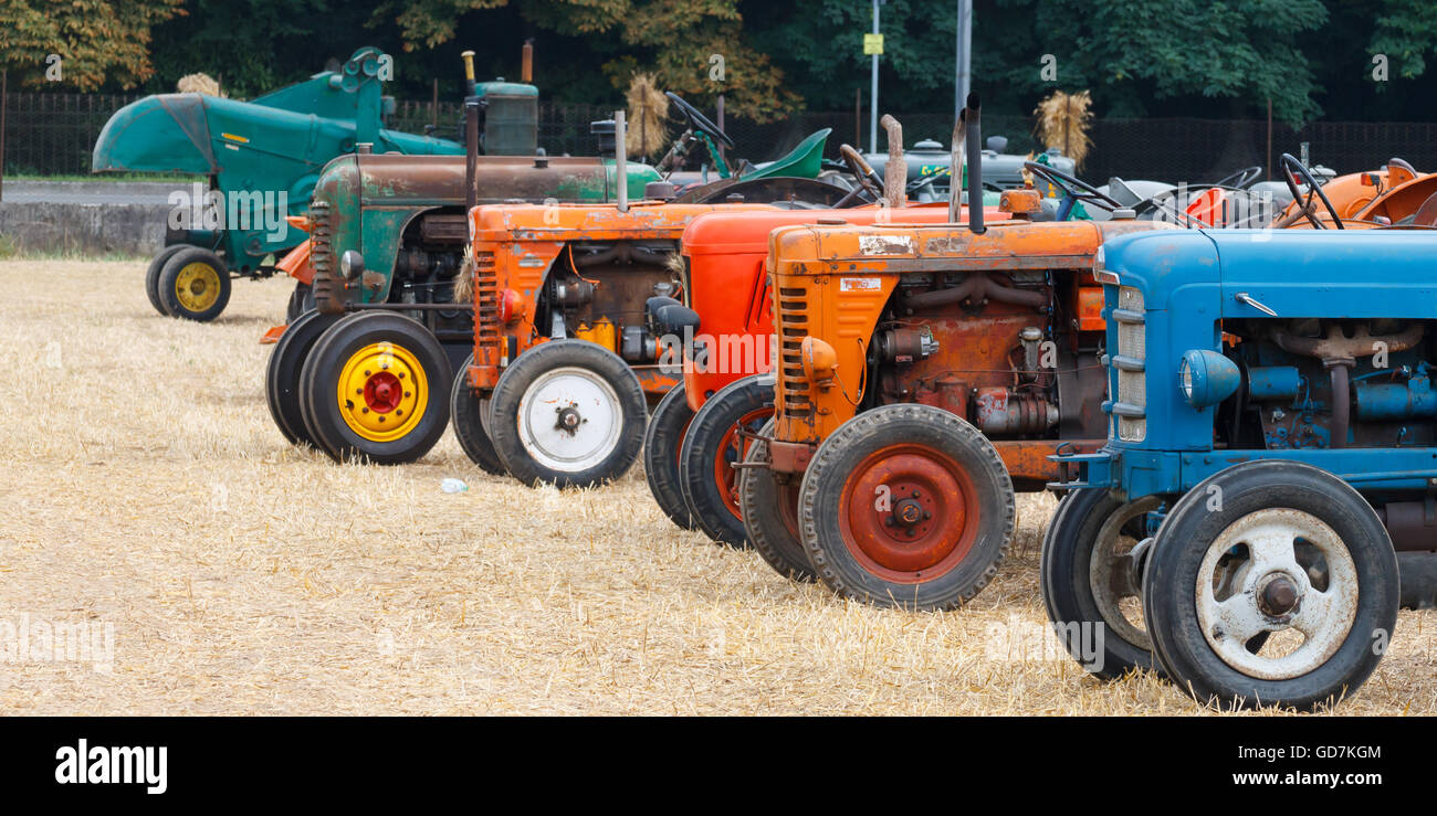 Détail de vieux tracteurs en perspective, véhicule agricole, de la vie rurale Banque D'Images