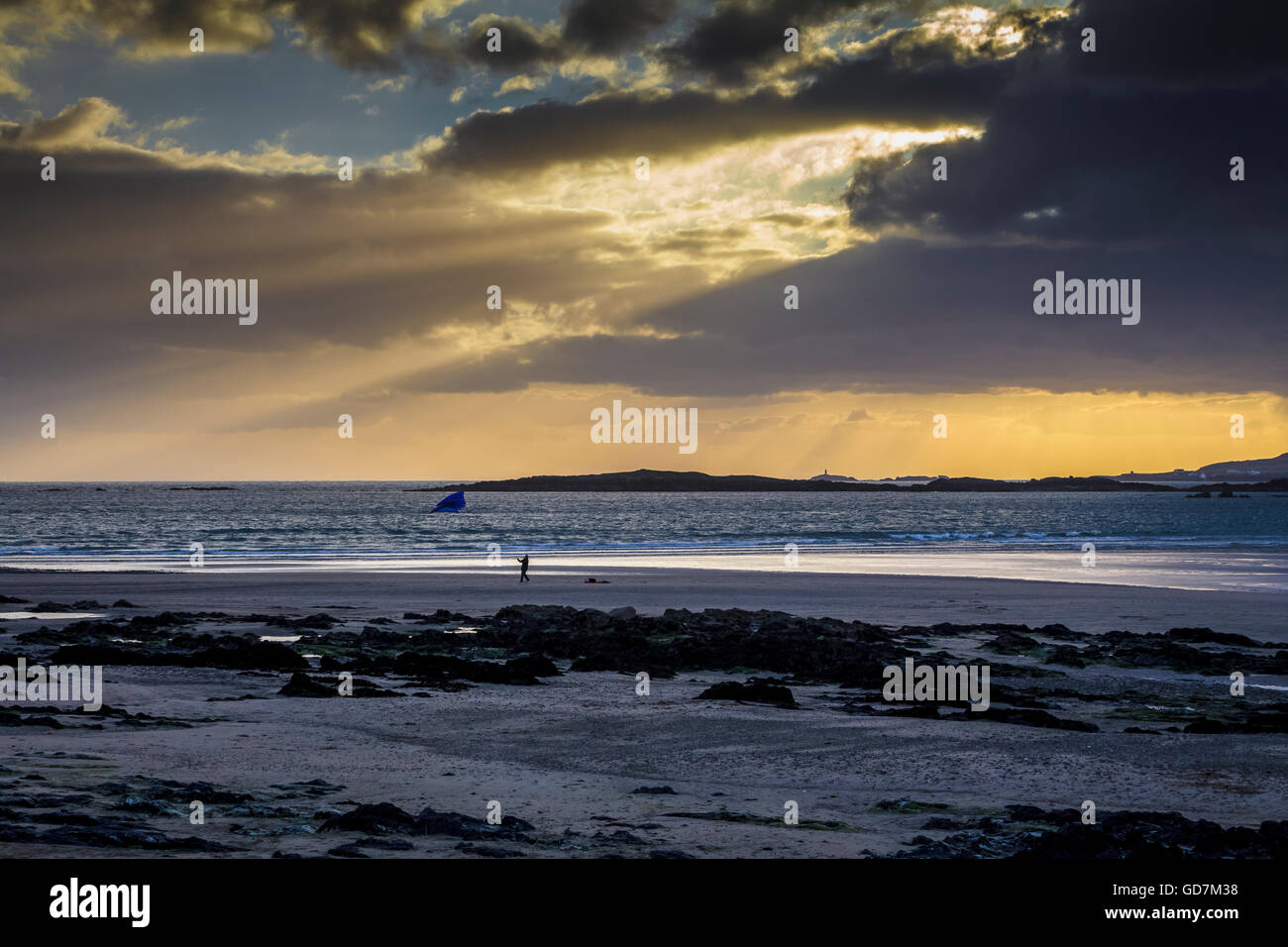 Conseil informatique plage au coucher du soleil sur l'île d'Anglesey en Galles du Nord Banque D'Images