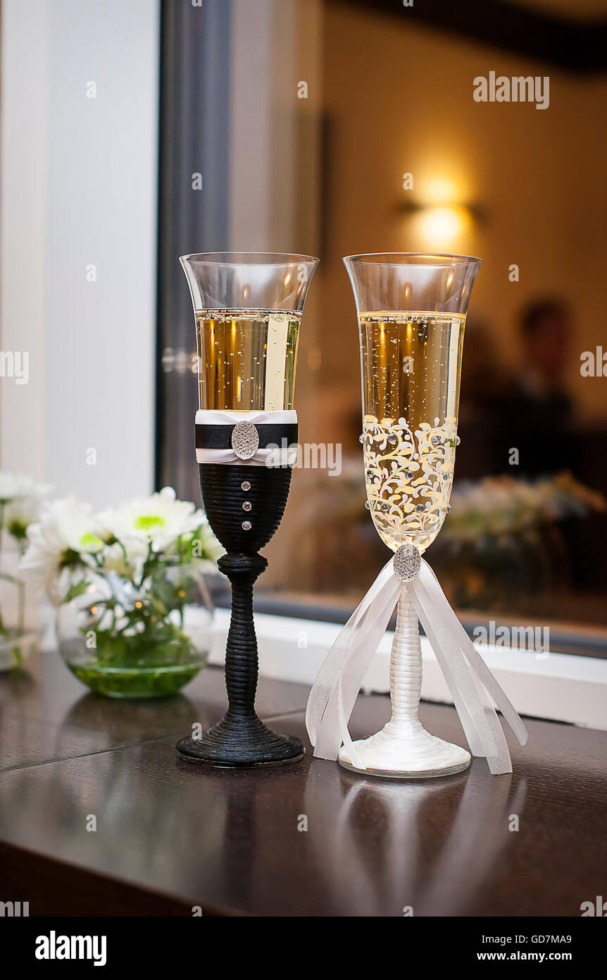 Deux verres de mariage décoré dans le style de la mariée et groo Banque D'Images