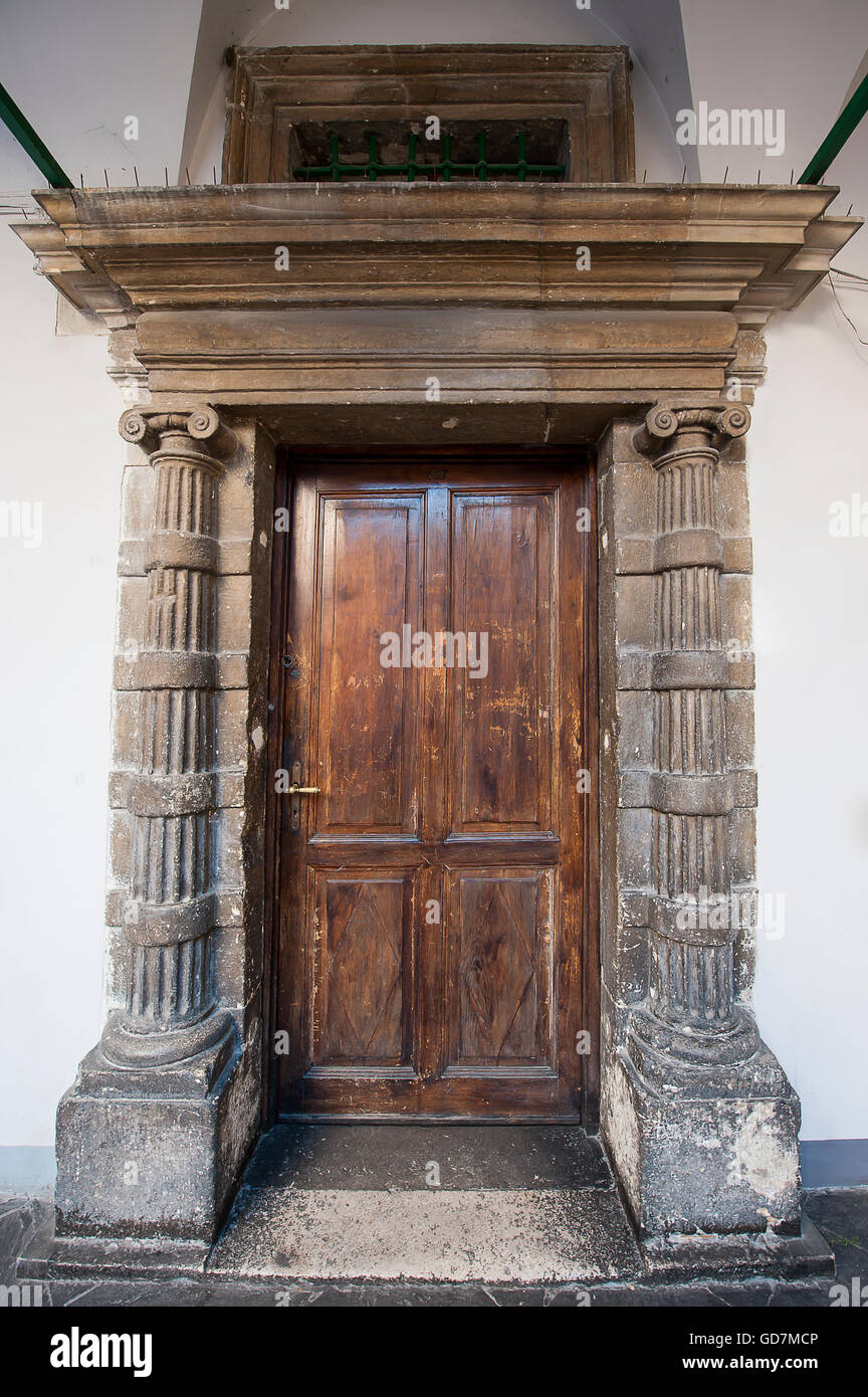 Porte d'un vieux bâtiment abandonné Banque D'Images