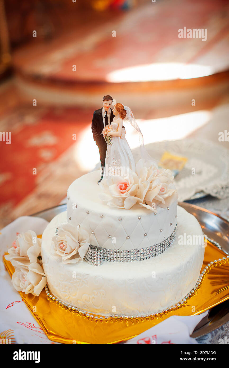 Suite nuptiale gâteau blanc avec Bride and Groom figurines Banque D'Images