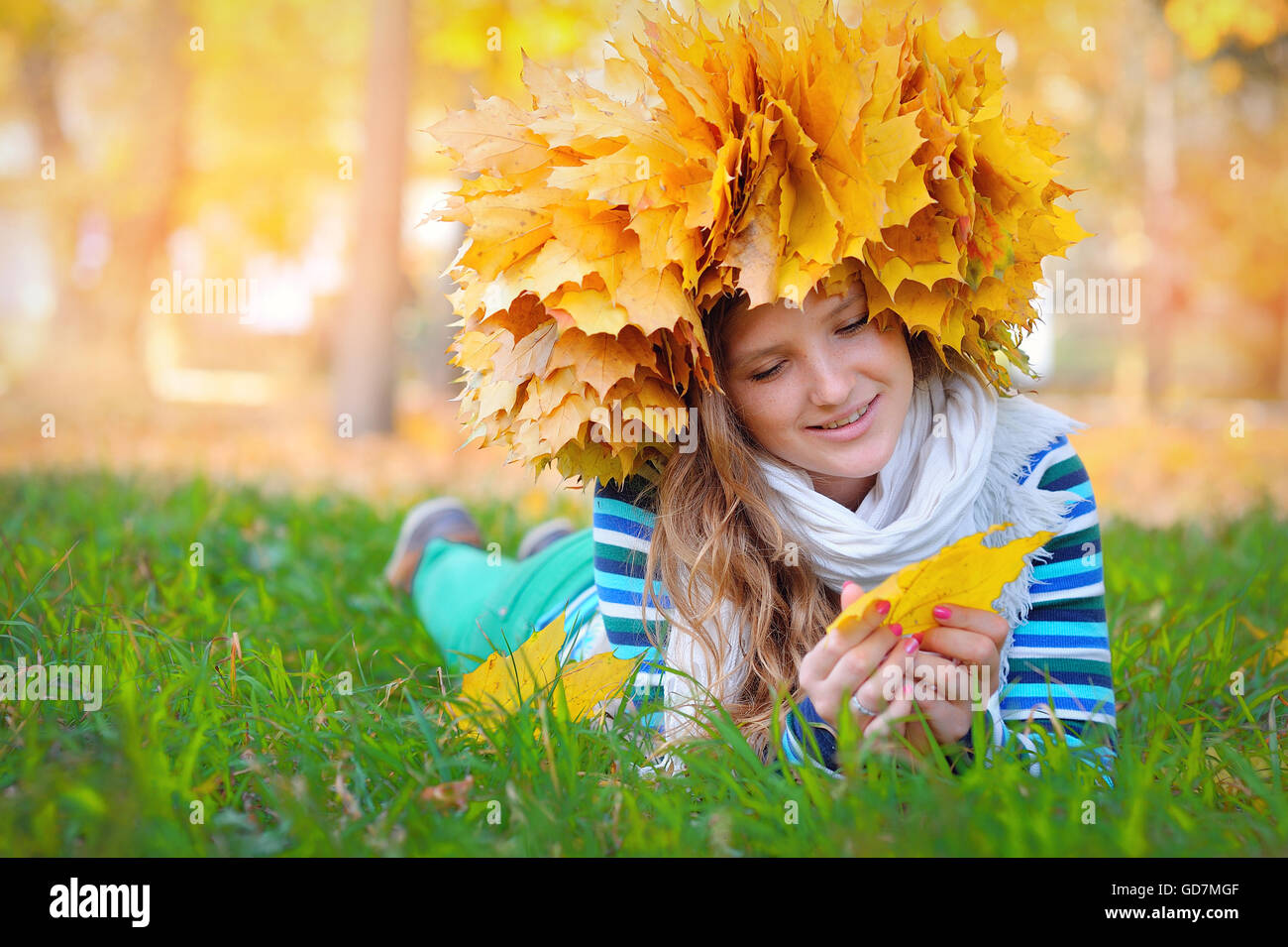 Portrait de jeune fille rousse dans le parc de l'automne. Tourné en extérieur Banque D'Images