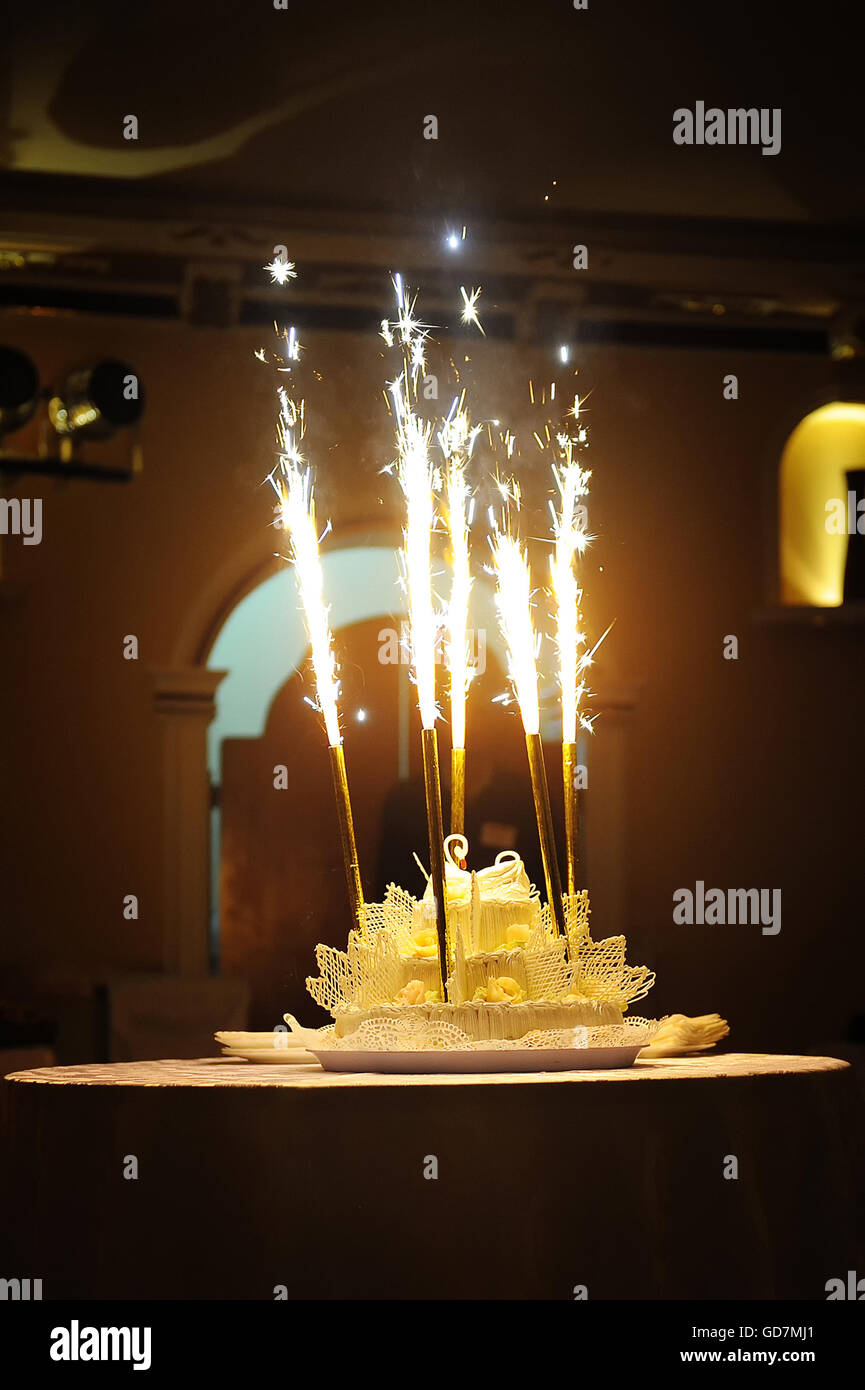 Célébration ! Gâteau de mariage flamboyant sur fond noir Banque D'Images